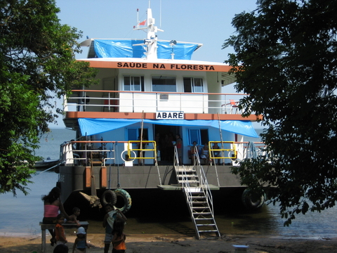  O barco-hospital Abaré estacionado numa comunidade do rio Tapajós. Foto de Deborah Icamiaba.