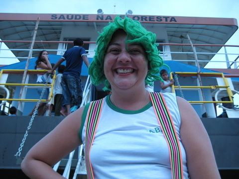 Uma educadora do PSA vestida para o dia de trabalho no barco Abaré. Foto de Deborah Icamiaba.