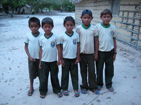  Crianças de uma comunidade ribeirinha do Rio Tapajós. Foto de Deborah Icamiaba. 