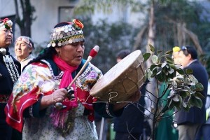 Mapuches celebrando el Año Nuevo Mapuche, We Tripantü. Foto del usuario de flickr user _p_ y usada con autorización de Creative Commons