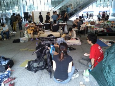 A group of activists are camping on the ground floor of HSBC. Photo from Occupy Central Hong Kong.
