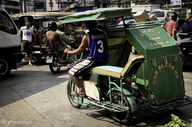 Kuliglig or motorized pedicabs in Manila. Photo from Flickr page of gino.mempin used under CC License