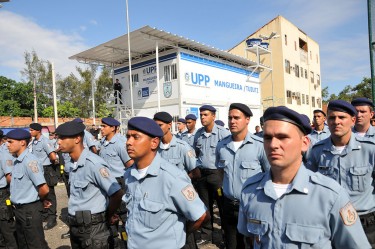 وحدة شرطة حفظ السلام ال18 في ريو دي جانيرو التي أنشئت في نوفمبر / تشرين الثاني 2011 في حي ماناجويرا الذي يسكنه 20 ألف نسمة. تصوير SEASDH على فليكر تحت رخصة المشاع الإبداعي.