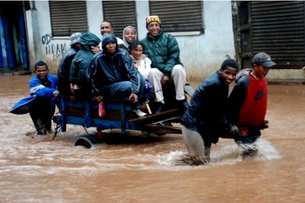 Citizens helping each other and still smiling despite the flood during Cyclone Giovanna by Twitter user @aKoloina