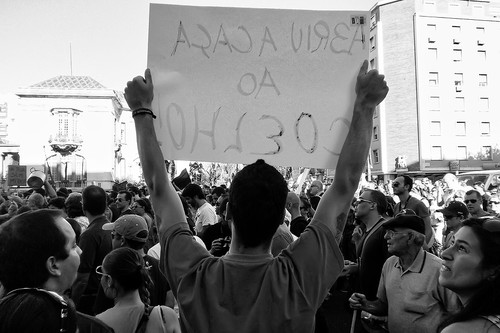 Foto di 35mm (Luís Afonso) sul blog O que diz a rua. Lisbona, 15/09/2012