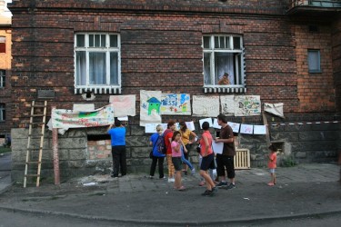 Residents of Přednádraží and activists get ready for an anticipated raid. Photo by Daniela Kantorova.