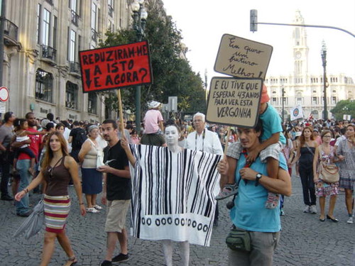 "They've reduced me to this. What should I do?" Photo by Paulino Coelho (@cita_57) on the blog "O que diz a rua". Porto, 15/09/2012