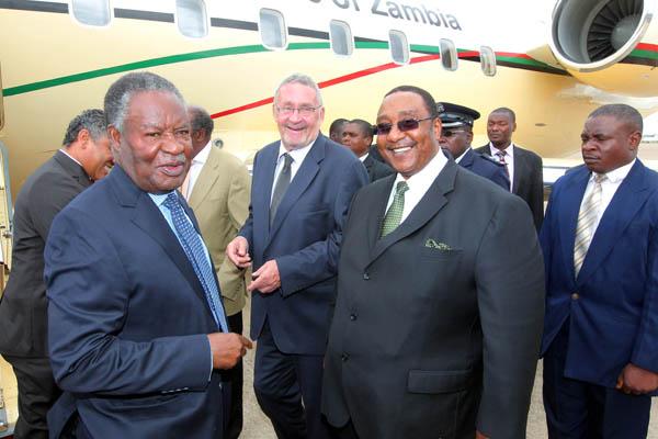 وزير الدفاع جيوفري بواليا موامبا (بالنظارات) مع الرئيس ساتا (على اليسار) ومسؤولين آخرين. الصورة من موقع مشاهد زامبيا