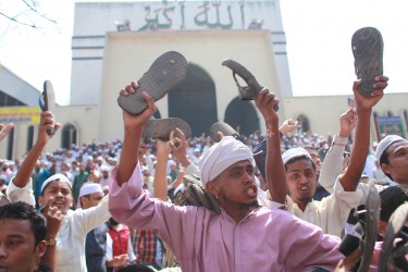 متظاهرون إسلامييون في بنجلاديش ضد مدونات إزدراء الأديان.