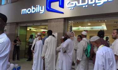 A line of people outside a Mobily office in Medinah, Saudi Arabia on October 16, 2012. Photo by Kashif Aziz.(CC-BY-Attribution 2.0 Generic)
