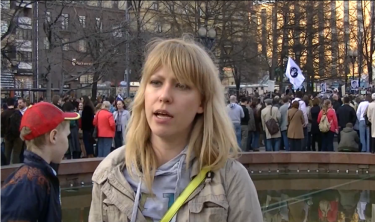 Maria Baronova asking people to come support the Bolotnaya prisoners.