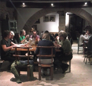 Cena en TribeWanted de Monestevole, Italia (foto de Ariel Parrella, CC BY)