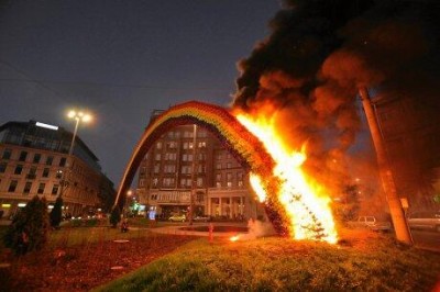 Rainbow - une installation artistique par Julita Wojcik, construit dans le centre de Varsovie comme un symbole de la tolérance, a été brûlé. Photo postée par @ PolandTalks