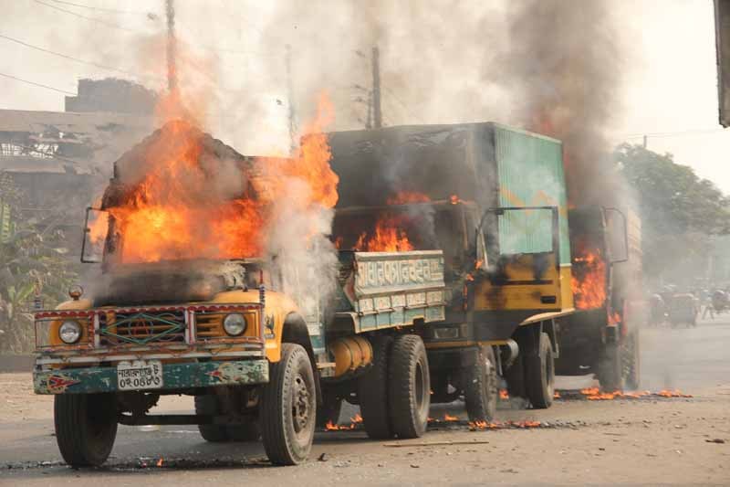 Jamat e Islami activists in Bangladesh set four vehicles on fire in response to Abdul Quader Mullah's execution. The activists vandalized, and set fire to the trucks at Ponchoboti Fatulla in Narayanganj. Image by Mahbubur Rahman Khoka. Copyright demotix (13/12/2013)