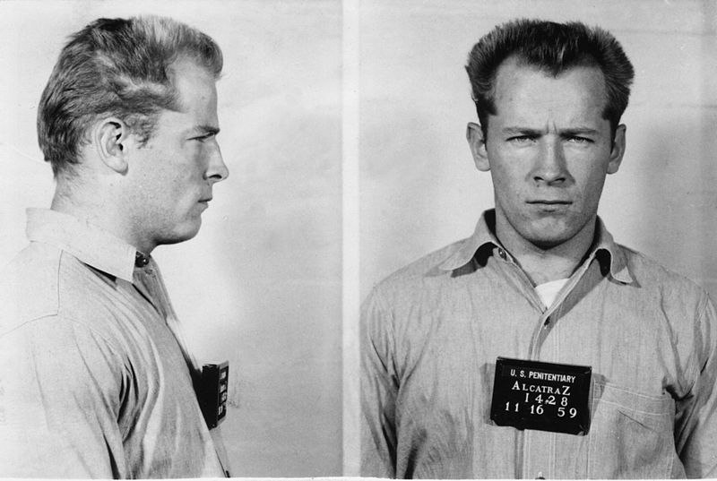 Mugshot for American organized crime leader James "Whitey" بولجر]. الصورة من قبل مكتب السجون, صدر للمجال العام.