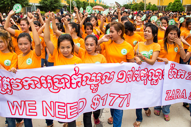 Trabalhadores cambojanos apelam a grifes globais de confecção por um salário mínimo de US$177. Foto de Licadho