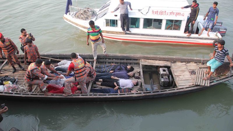 Recovered bodies are brought to the shore in a dinghy. Image by Reporter#7619314. Copyright Demotix (22/2/2015)