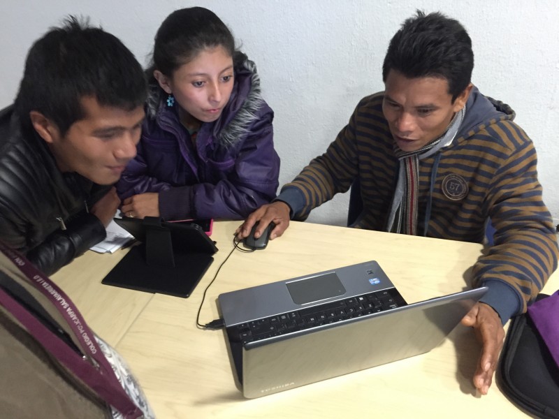 Ever Kuiru (right) shows Deiver Edisson Canticus and Yeraldin Domico the website to his digital project.