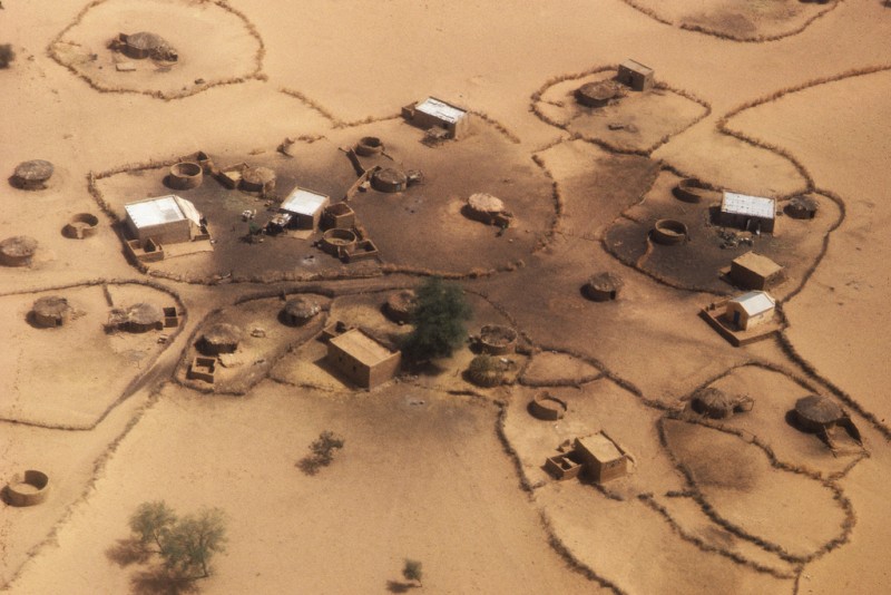 A deserted drought-stricken village in Mauritania. 01/01/1984. Mauritania. UN Photo/John Isaac. CC BY-NC-ND 2.0