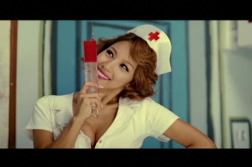 Ли Хји-ли во костум на медицинска сестра