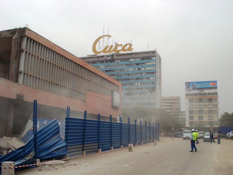 Foto exclusiva tomada el día en que el Mercado Kinaxixi era demolido, gentilemente proporcionada por José Manuel Lima da Silva, usuario de Flickr Kool2bBop
