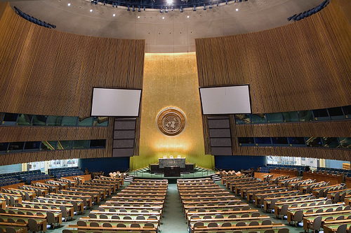 La salle de lAssemblée Générale des Nations Unies, à New York - Photo Luke Redmond, sur flickr, utilisée sous licence Creative Commons.