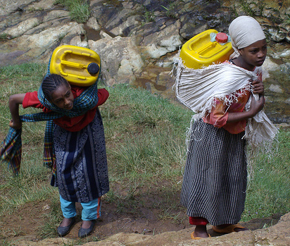 Donne che trasportano acqua, foto di magnusfranklin