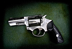 Gun, por mattborowick no Flickr