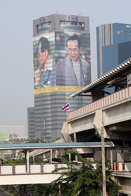 O rei Bhumibol Adulyadej é reverenciado na Tailândia. Foto retirada da página de ccdoh1