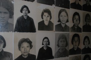 Foto capturando os rostos da prisão de Tuol Sleng, por Yarra64, licenciada através do Creative Commons.