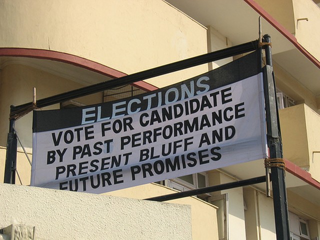 Comentario electoral en Marine Drive, Mumbai. Imagen de Dannybirchall y usada bajo licencia de Creative Commons