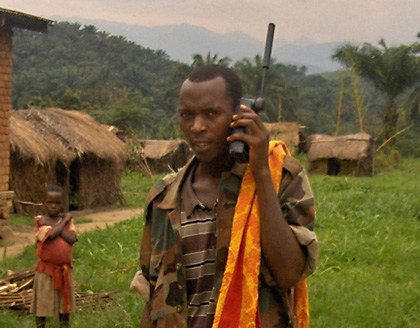 Un jeune combattant FDLR souhaitant être démobilisé en discussion avec Amani depuis le Sud Kivu (photo Steve Hege)