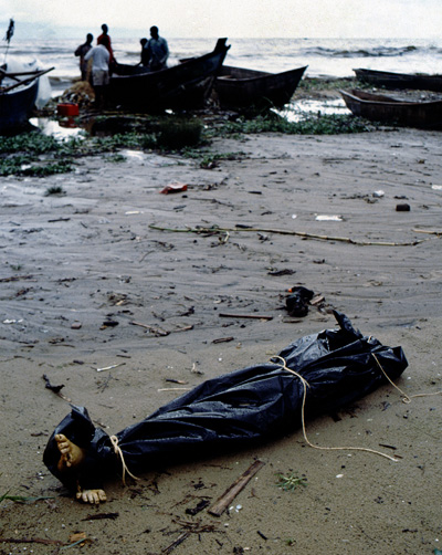 Pescatori ugandesi sulle sponde del lago Vittoria recuperano i corpi che hanno percorso centinaia di miglia lungo il fiume provenienti dal Ruanda (Foto di Dave Blumenkrantz, su licenza di Creative Commons)