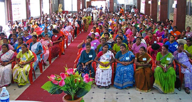 Cette assemblée colorée réunit des femmes qui se sont portées volontaires pour aider à la mobilisation et au développement sociaux dans leurs villages.