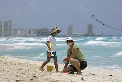 Photo of Tourists in Cancún by El Enigma and used under a Creative Commons http://www.flickr.com/photos/marca-pasos/3494017972/