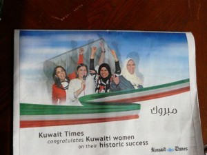 Prima pagina del Kuwait Times che celebra i nuovi parlamentari donne, scattata dal blogger Intlxpatr