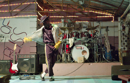 Msanii wa Kinaijeria akimuiga Michael Jackson katika tamasha mjini Abuja. Picha kwa hisani ya N.R kwenye huduma ya Flickr