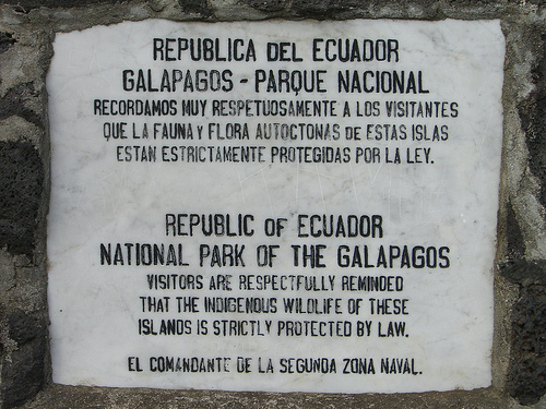 Una nota di avviso destinata tutti i visitatori e collocata dal Comandate della seconda zona navale ecuadoriana. Foto utilizzata con licenza Creative Commons da Flickr