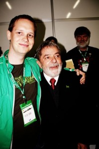 Питер Сунд и Лула на Интернационалниот форум за слободен софтвер. Фотографија од Мариел Засо.