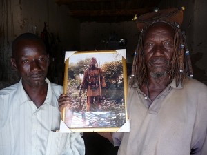 Boukary (à gauche) et son père avec une photo de celui-ci en chasseur. Photo : Toujours Pas Sages, sur Flickr