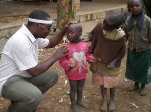 Dr. Kalua examines Malawian kids. Photo: Vision2020 IAPB