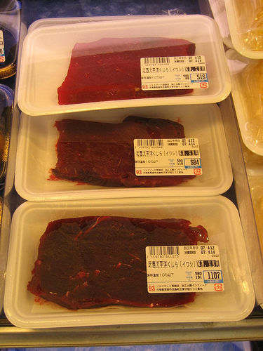 Carne di balena. Foto su Flickr di Gilgongo