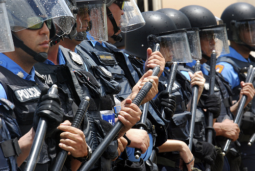 Fuerzas de la policía entrando a la comunidad - foto de José Antonio Rosario publicada con permiso de Prensa Comunitaria.