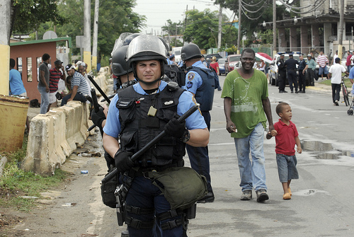 Residents and police - photo by José Antonio Rosario republished with permission of Prensa Comunitaria.