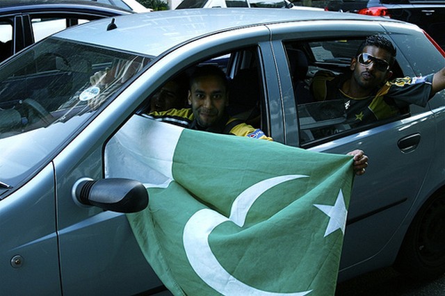 পাকিস্তানী ক্রিকেট প্রেমী দর্শক জয়ের পরে। ছবি ফ্লিকার ব্যবহারকারী আচিন এর সৌজন্যে, ক্রিয়েটিভ কমন্স লাইসেন্সের আওতায় ব্যবহৃত http://www.flickr.com/photos/acyn/3722402256/