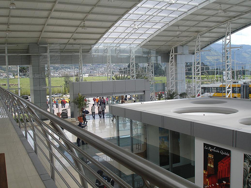 Vista interior de la terminal de ómnibus inter-provincial Quitumbe al sur de Quito. Foto utilizada con la autorización de Nati Wolf