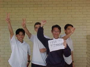 Ученици од средното училиште „Кингсгров“, ја даваат својата поддршка за слободен Источен Тимор во 1999 година. Слика од корисникот на Flickr, sHzaam!, искористена со дозвола. 