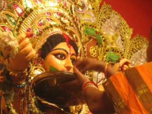 Salutare la dea Durga fino al prossimo anno. Foto di Aparna Ray