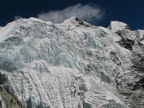 Island Peak (Imja Tse): impressionante cascata di ghiaccio poco sotto la vetta. Foto di mckaysavage su Flick, ripresa con licenza Creative Commons.