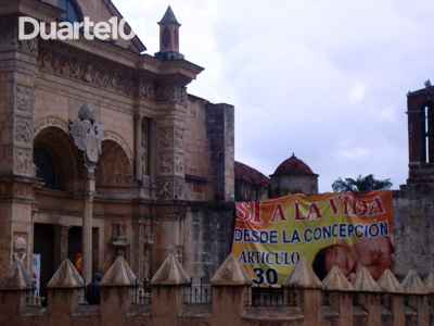 Banderole anti-avortement devant la cathédrale à Saint-Domingue. Photo Duarte 101, publiée avec son autorisation